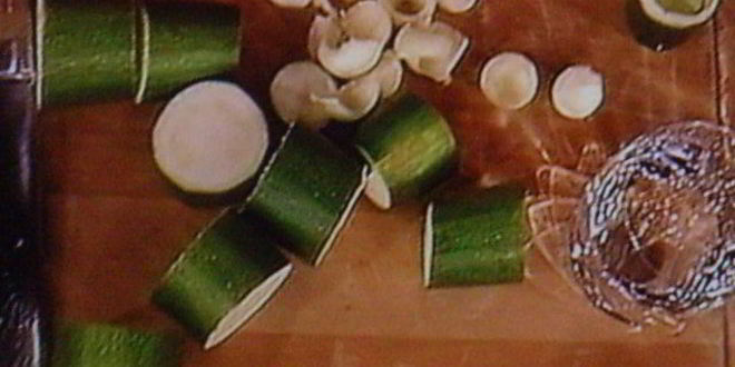 Рецепт цукини, фаршированные рисом, запеченные под томатным соусом