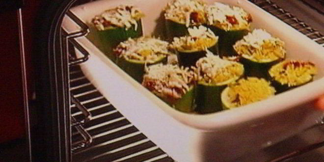 Рецепт цукини, фаршированные рисом, запеченные под томатным соусом