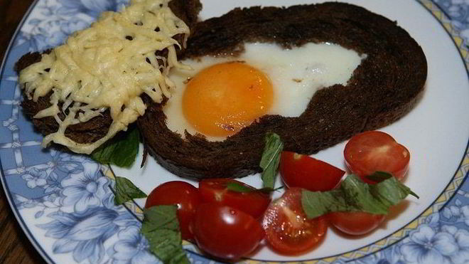 Рецепт Яйца, запеченные в хлебе, с помидорами и базиликом