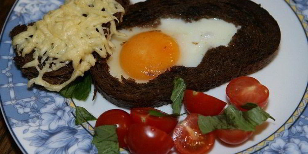 Как приготовить яйца, запеченные в хлебе, с помидорами и базиликом