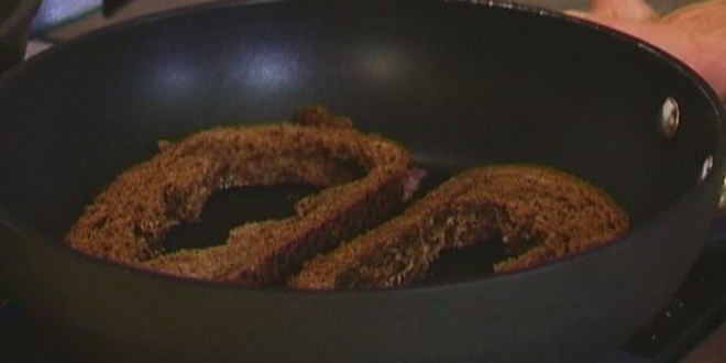 Рецепт яйца, запеченные в хлебе, с помидорами и базиликом