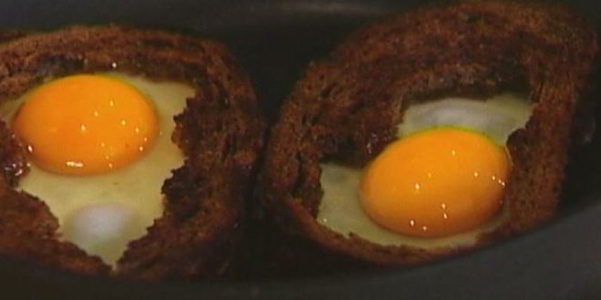 Рецепт яйца, запеченные в хлебе, с помидорами и базиликом