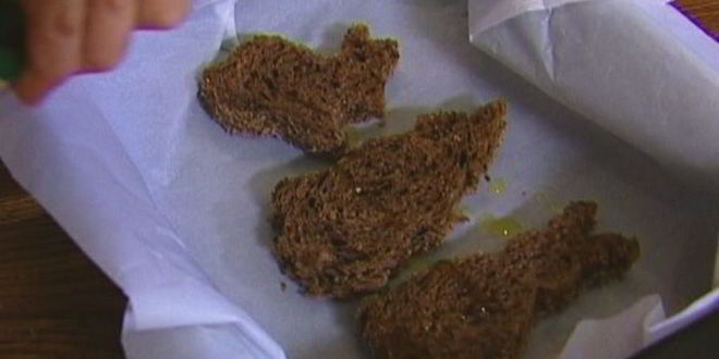 Рецепт яйца, запеченные в хлебе, с помидорами и базиликом