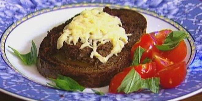 Рецепт яйца, запеченные в хлебе, с помидорами и базиликом