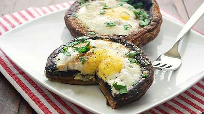 Рецепт Яйца запеченные в королевских шампиньонах