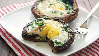 Рецепт Яйца запеченные в королевских шампиньонах