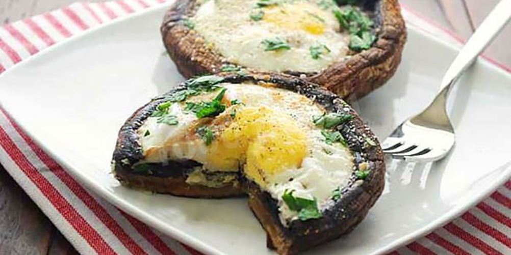 Как приготовить яйца запеченные в королевских шампиньонах