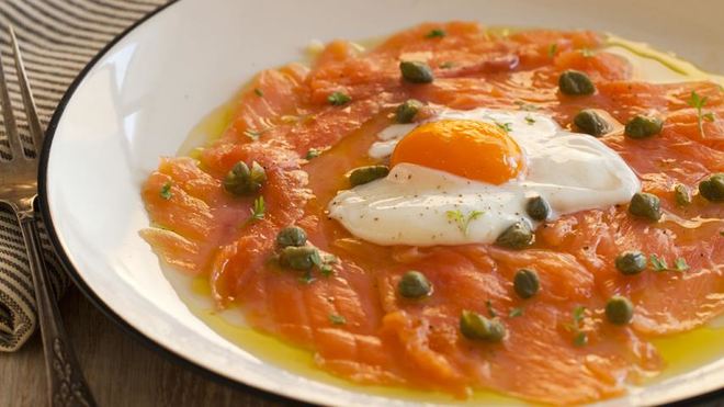 Рецепт Закуска из копченого лосося с яйцом и каперсами