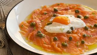 Рецепт Закуска из копченого лосося с яйцом и каперсами