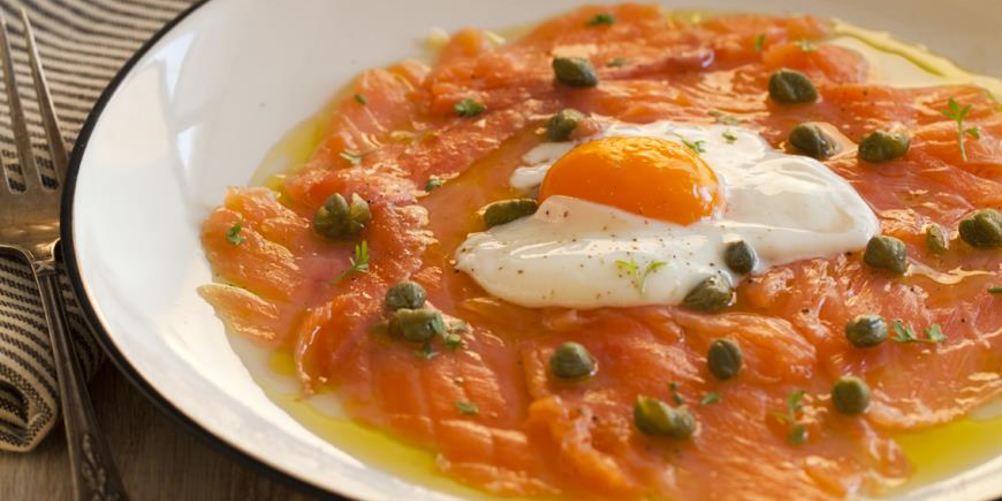 Как приготовить закуска из копченого лосося с яйцом и каперсами