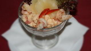 Рецепт Закуска из креветок с дыней и рукколой