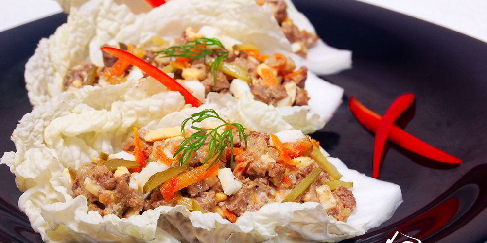 Как приготовить закуска из куриной печени на листьях пекинской капусты
