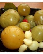 Зеленые помидоры с чесноком квашеные