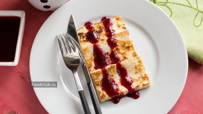 Рецепт Жареный сыр с ягодным соусом