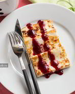 Жареный сыр с ягодным соусом